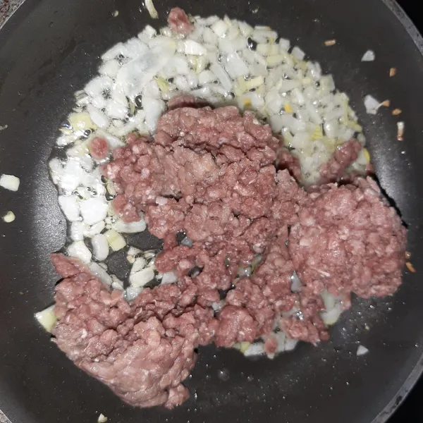 masukkan daging giling masak hingga matang.
