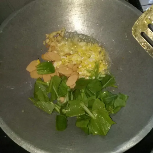 Siapkan pan dan panaskan minyak.Tumis bawang putih sampai harum,masukan telur aduk orak arik.Kemudian masukan sawi dan sosi,aduk rata.