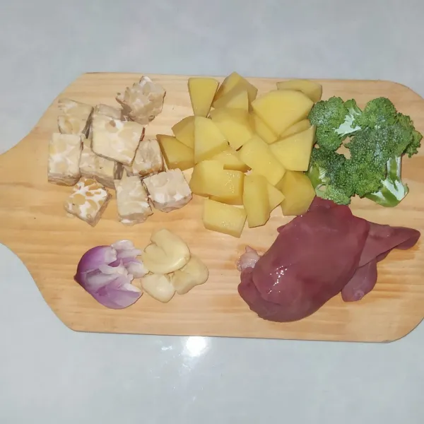 potong kentang, brokoli dan tempe serta geprek bawang putih dan bawang merah.