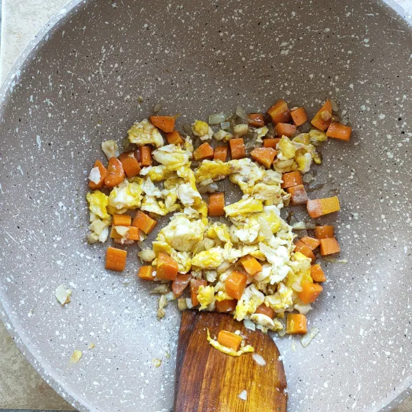Masukkan wortel, saus tiram, garam dan merica bubuk. Aduk-aduk sebentar.