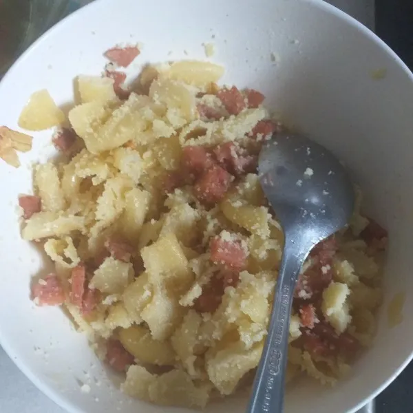 Campur macaroni, sosis  keju parmesan, garam, lada bubuk & bawang putih bubuk, aduk rata.