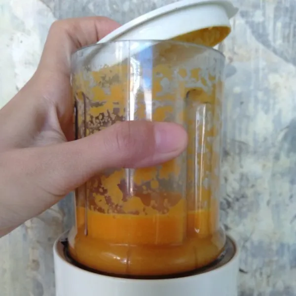 Terlebih dahulu bikin jus wortel nya. Campurkan semua bahan & haluskan. Sisihkan.