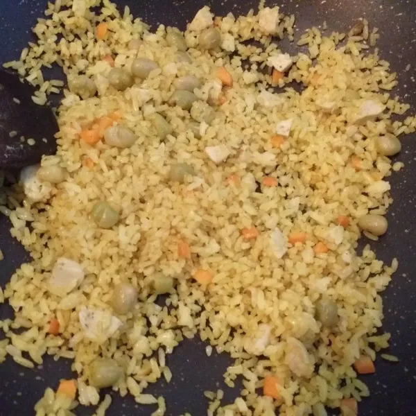 Tes rasa, jika nasi goreng dirasa sudah matang dan sudah pas matikan kompor.