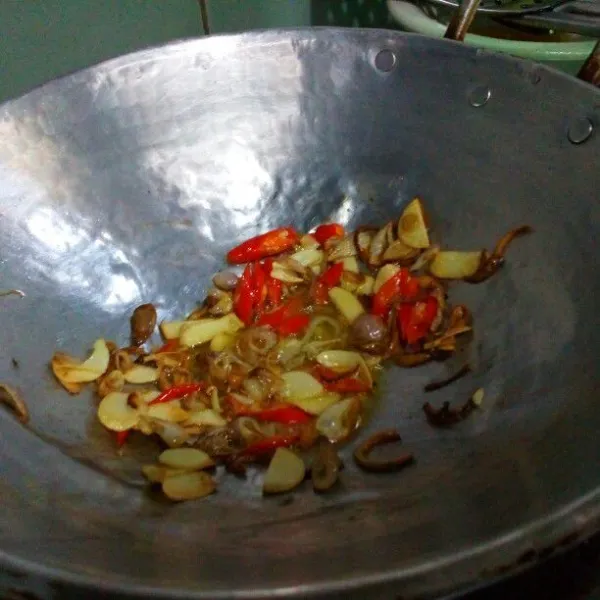 Tumis bawang merah bawang putih sampai harum sedap, masukkan potongan cabe. Tambahkan saus tiram, kecap manis & garam. Aduk rata.