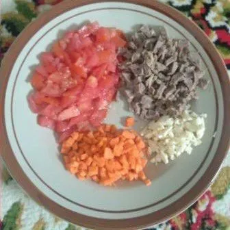 Potong wortel, tomat, se`i berbentuk dadu kecil atau sesuai selera.