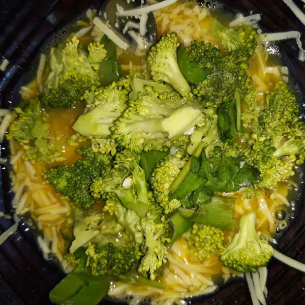 Masukkan brokoli, aduk sampai tercampur rata.