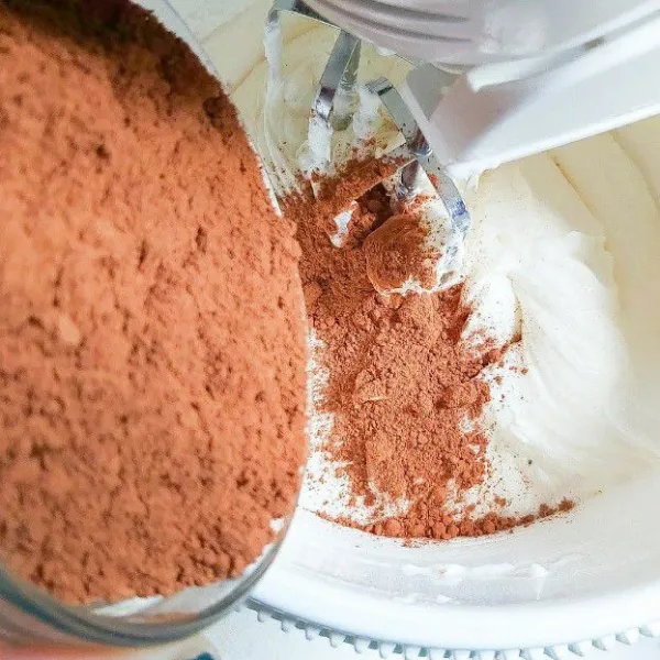 Tambahkan cocoa powder, aduk kembali sampai rata. Bila suka teman-teman bisa tambahkan bahan lainnya seperti potongan cokelat, chocochip, selai cokelat, kepingan biskuit dan lainnya sesuai selera masing-masing.