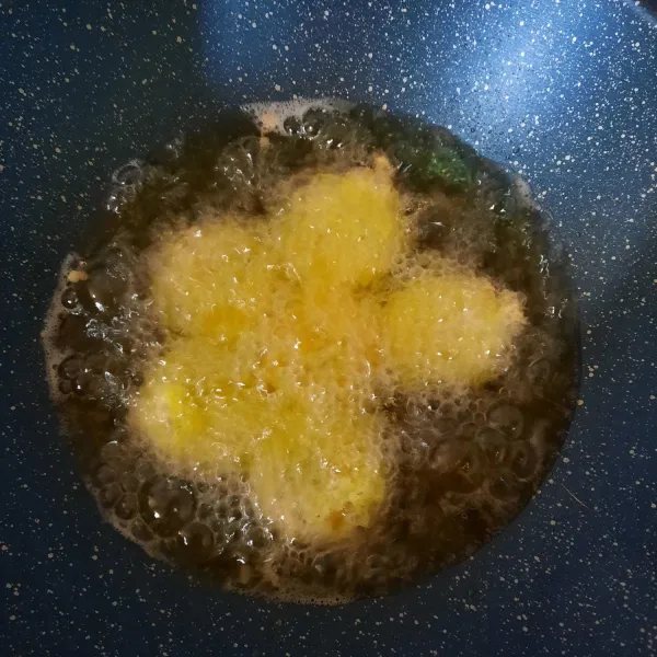 Celupkan kentang kedalam telur kocok, lalu goreng didalam minyak panas hingga matang. Angkat dan sajikan.