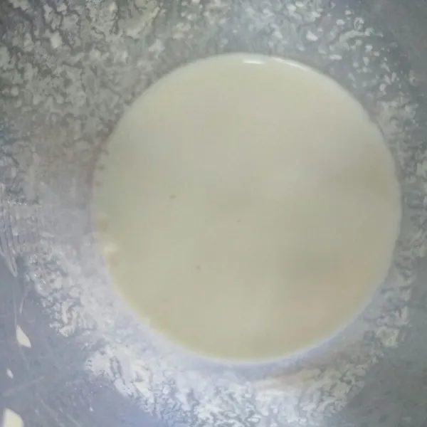 Buat buttermilk : campur susu cair dan air jeruk lemon aduk hingga rata diamkan 10 menit.