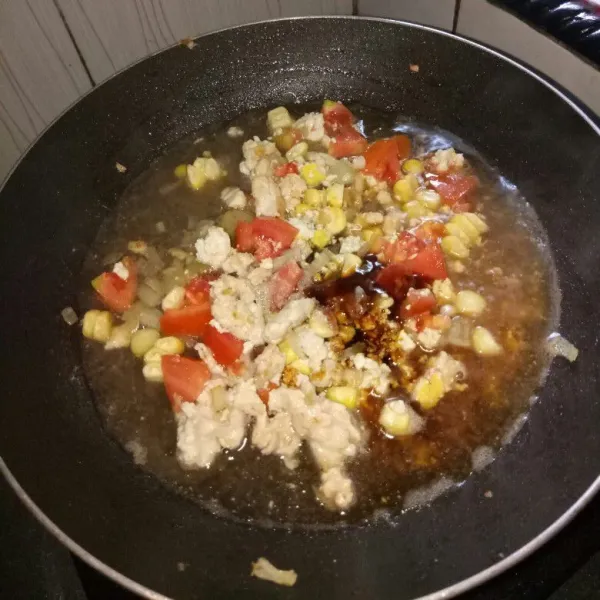 Masukan jagung,tomat dan tahu.Aduk rata,bubuhi garam,kecap manis,saos tiram,kecap ikan,lada bubuk dan air.Aduk rata,masak sampai air surut.Angkat.
