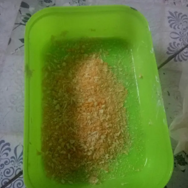 Dalam wadah lain siapkan tepung panir.