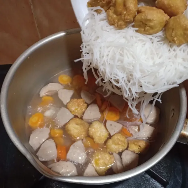 Masukkan bihun,tahu yang telah digoreng dan garam.
