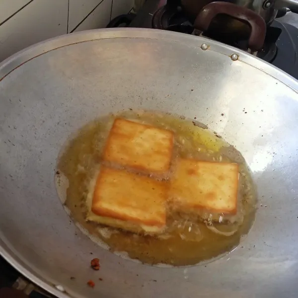 panaskan wajan, goreng vla hingga kecoklatan di kedua sisi, tiriskan.