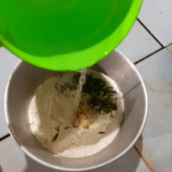 Masukkan air panas sedikit demi sedikit sambil diuleni.