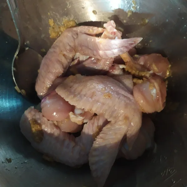Cuci bersih daging kemudian potong 2 bagian, beri bumbu halus, diamkan di kulkas minimal 1 jam.