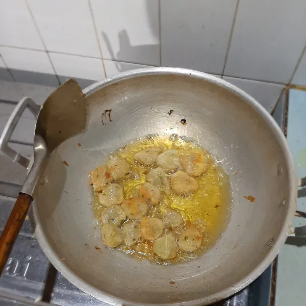 Panaskan minyak lalu goreng hingga keemasan.