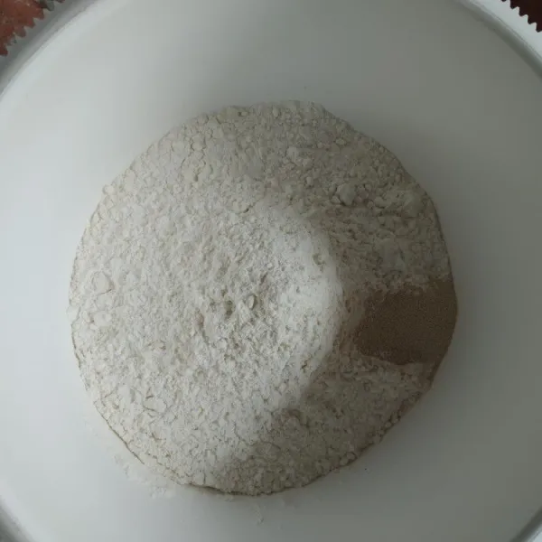 campur terigu dengan ragi, aduk rata.
