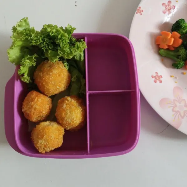 Susun deep fried jumeokbap sesuai selera dan semenarik mungkin, masukkan juga pelengkap lainnya.