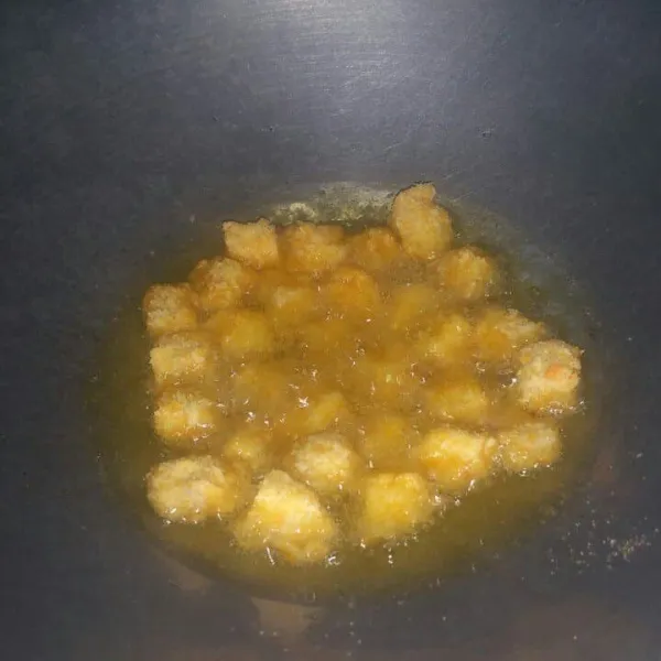 Siapkan pan dan panaskan minyak.Goreng pisang pok pok sampai matang dan berwarna golden brown.Angkat,tiriskan dan sajikan dengan toping susu coklat dan ceres.