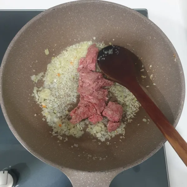Masukan daging sapi giling.