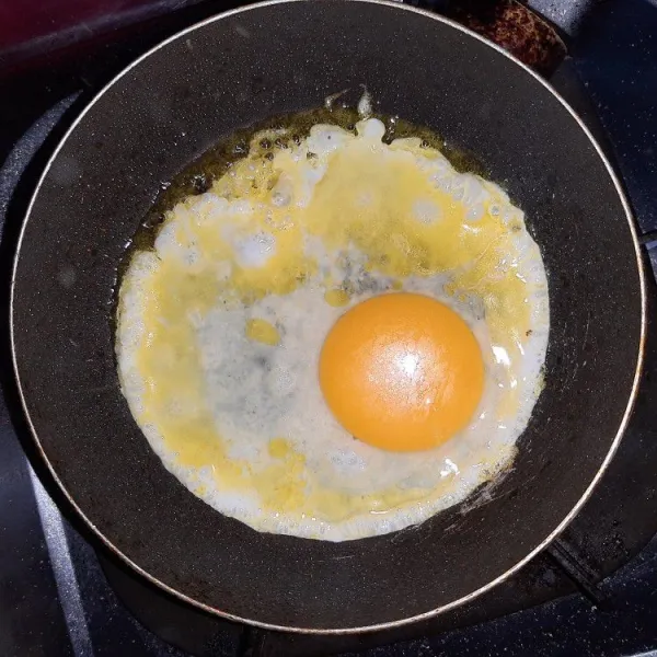 Masukan telur ayam.