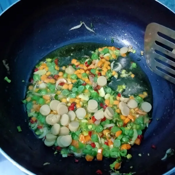 Lalu masukan sosis, aduk rata goreng sebentar,