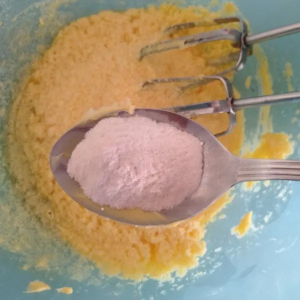 Masukkan tepung agar plainnya. Kocok dengan kecepatan bertahap hingga lembut mengembang. Matikan mixer nya.