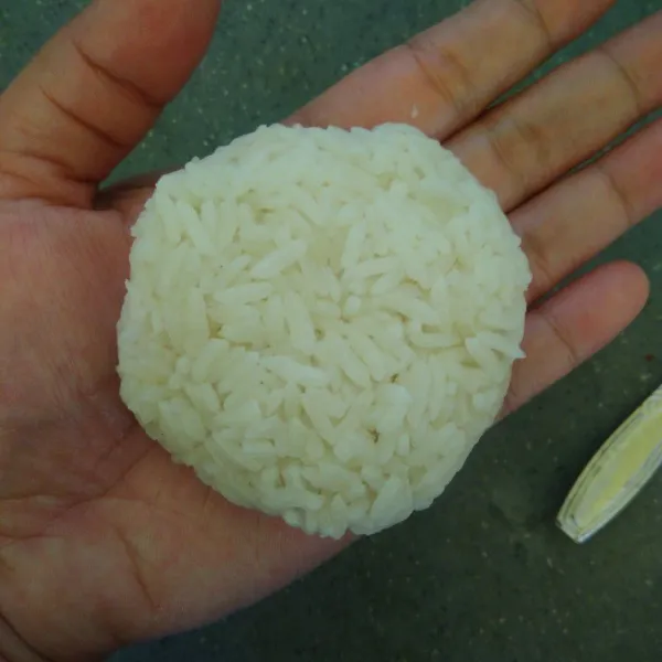 Siapkan bun nasi, Dalam wadah,campurkan nasi dengan mayonaise, timbang nasi seberat 65 gr, kepal-kepal nasi hingga membentuk bulat pipih seperti bun. Lakukan hal yang sama pada nasi sisanya.