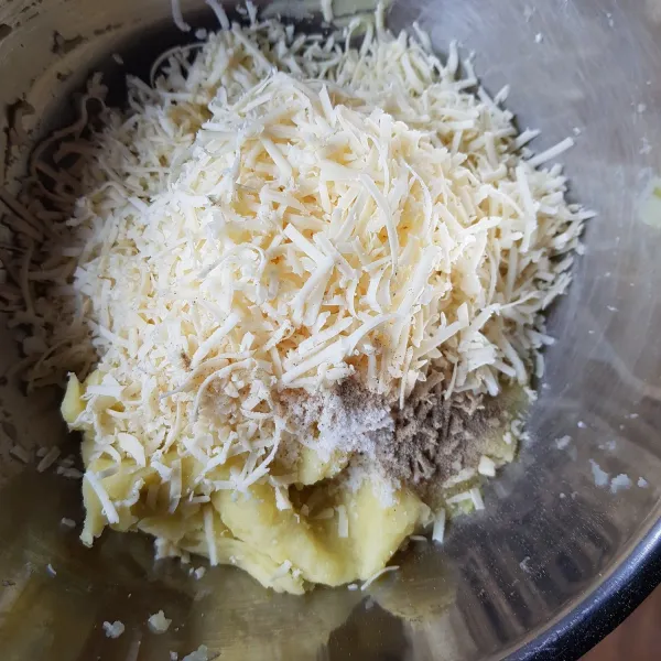 Tambahkan keju cheddar parut, secukupnya garam dan merica bubuk, aduk hingga tercampur rata.