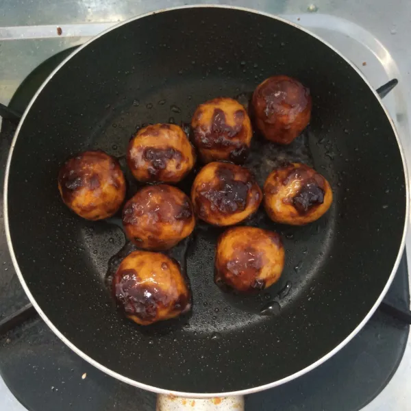 Panggang bakso diatas teflon. Angkat dan sajikan.