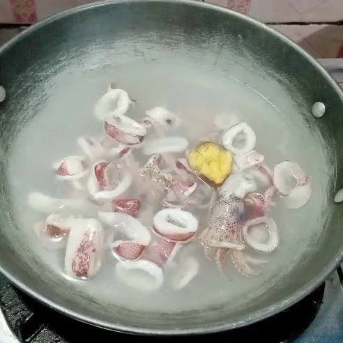 Rebus cumi segar dalam air mendidih, tambahkan 2 cm jahe geprek.