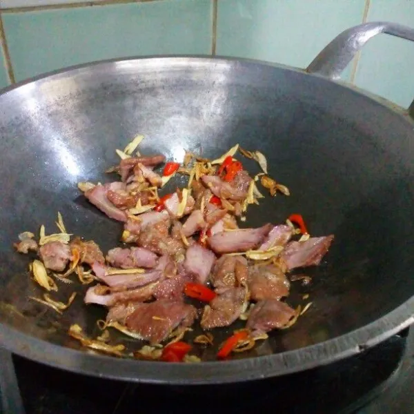 Masukkan se'i, lalu tuangi sedikit air.