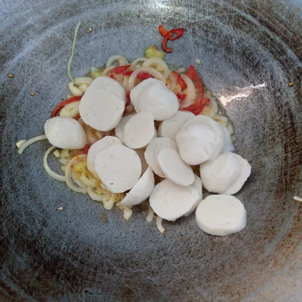 Masukkan bakso. Aduk rata.