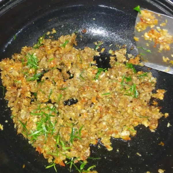 Panaskan lagi minyak sisa goreng tempe. Setelah minyak goreng panas, matikan api kemudian masukan campuran tempe, daun jeruk, dan perasaan jeruk nipis. Campurkan hingga merata, Angkat dan sajikan