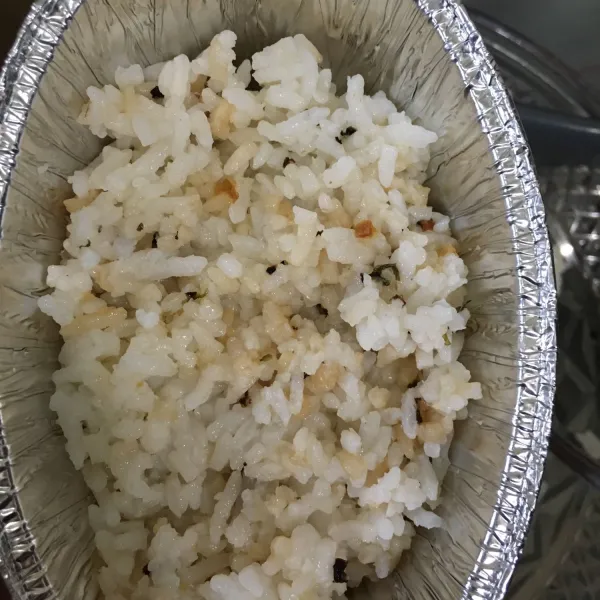 Taruh nasi di dasar aluminium foil.