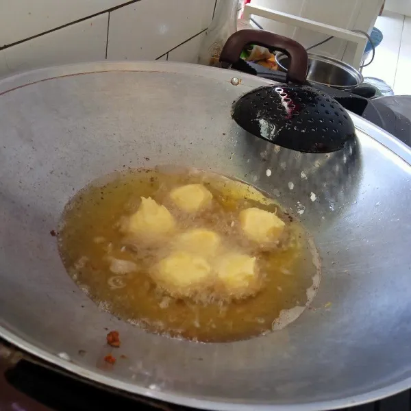 goreng dengan api sedang,hingga kecoklatan,angkat, tiriskan.
