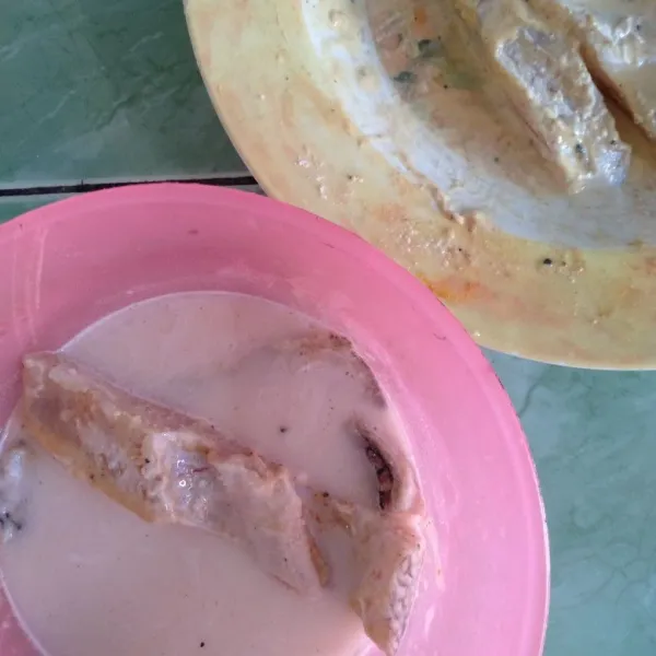 Lalu rendam kan  fillet ikan ke dalam larutan tepung selama 5 menit.