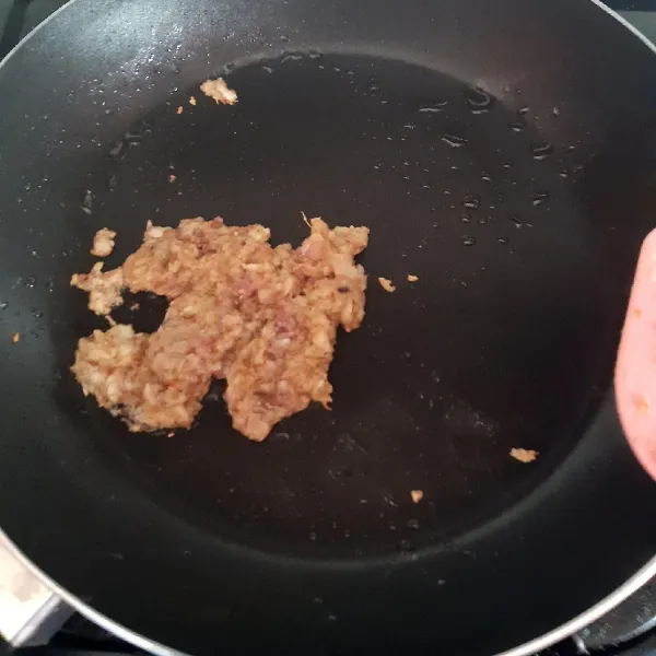 Haluskan bumbu,kemudian tumis sampai harum dan matang,masukkan kedalam rebusan ceker,beri garam,kaldu dan gula,aduk rata.