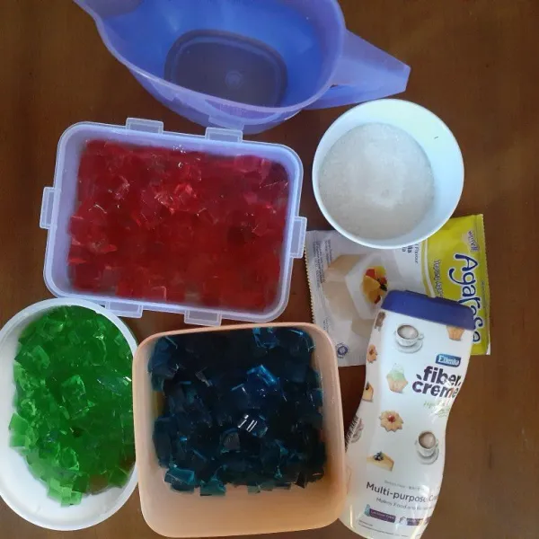 Campur semua bahan 1 kecuali pewarna. Masak sampai mendidih. Angkat. Bagi adonan agar² sama rata menjadi 3 warna, merah, hijau, biru. Biarkan beku lalu potong kotak² kecil.
