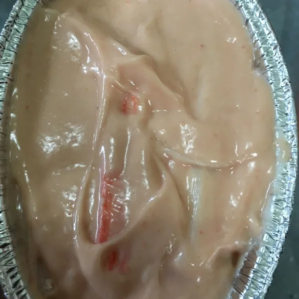 Beri 1,5 sdm campuran mayonaise dan saus tomat.