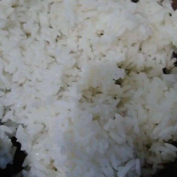 Siapkan nasi yang telah di masak beri garam sedikit