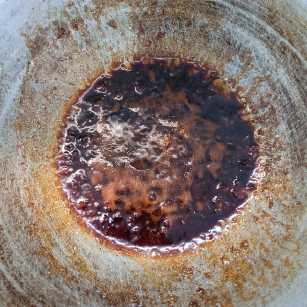 Tambahkan gula,garam,lada bubuk,kecap manis,saos tiram,saos tomat dan air. Aduk rata. Masak sampai mendidih.