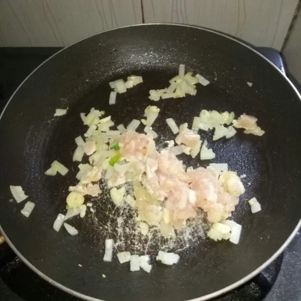 Siapkan pan dan panaskan minyak wijen, tumis bawang putih dan bawang bombay sampai harum. Masukan ayam, aduk rata sampai ayam berubah warna.