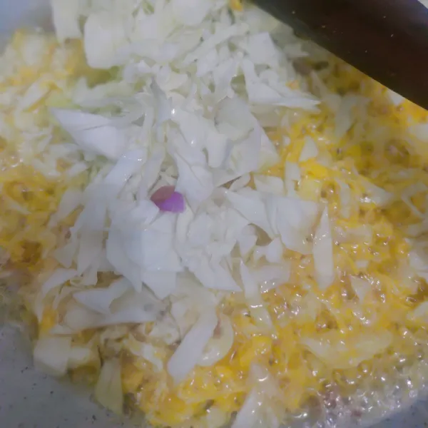 Panaskan minyak, tumis bumbu halus hingga harum. Masukkan telur dan orak-arik sebentar. Lalu masukkan kol iris dan daun bawang, aduk-aduk lagi