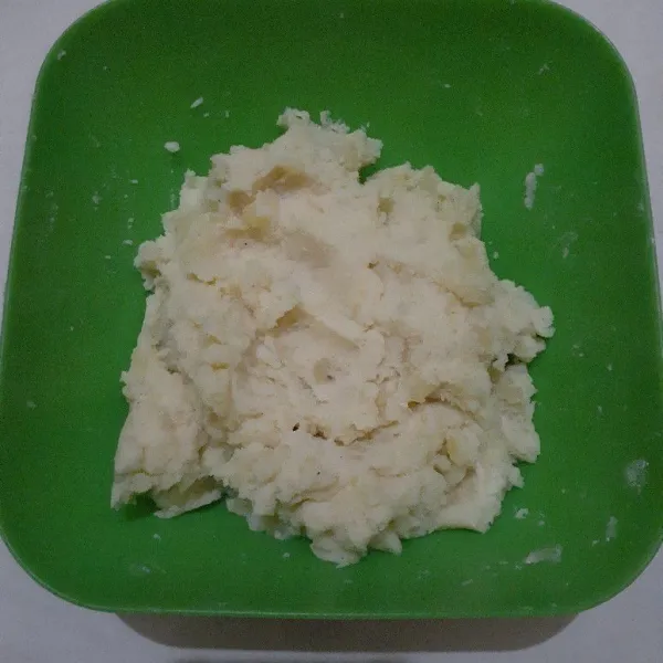 Masukkan tepung beras, tepung maizena, susu bubuk, bawang putih halus, garam, lada dan kaldu jamur bubuk. Aduk merata.