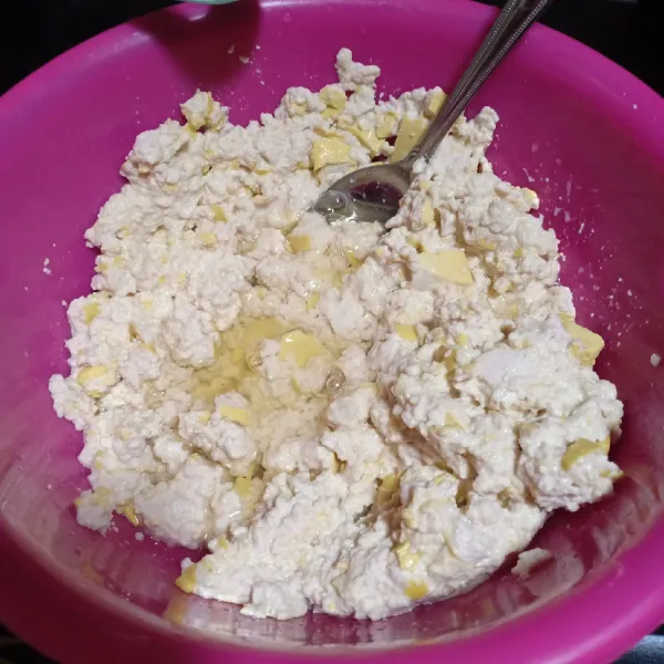 Hancurkan tahu lalu tambahkan dengan putih telur, aduk rata.