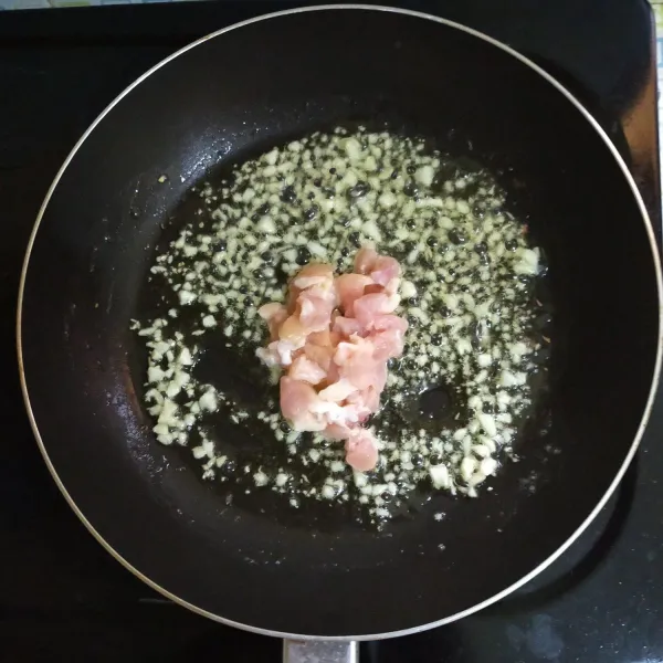 Masukkan daging ayam. Masak hingga berubah warna dan matang.