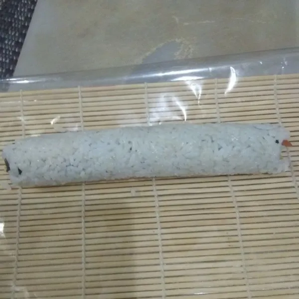 Kemudian gulung. lalu potong2. ingat memotong sushi selalu dari tengah ya dan hasilnya selalu genap. jangan lupa setiap kali memotong pisau diolesu minyak/air terlebih dahulu supaya tidak lengket.