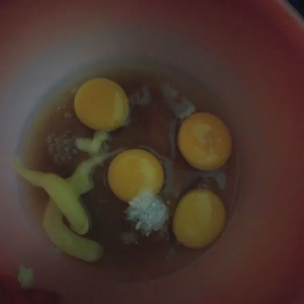 Mixer telur, gula, sp dan garam kecepatan tinggi sampai kaku berjejak.