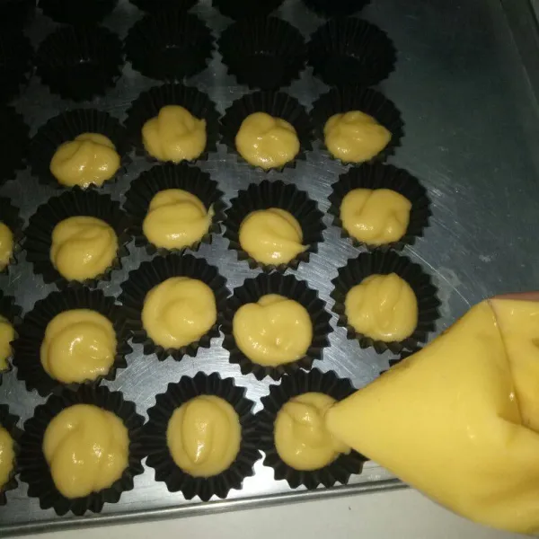 Siapkan cup cupcake mini,isi dengan adonan bolu 1/3 cup saja.